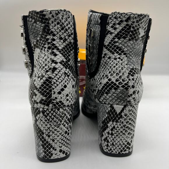 Forever Faux Leather Chunky Heeled Boots Womens Size 7.5 Snake Gray Color Bootie - Picture 6 of 11